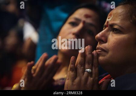 (140325) -- VARANASI, 25 mars 2014 (Xinhua) -- les gens fréquentent le Ganges Aarti à Varanasi, une vieille ville sainte hindoue située sur la rive du Gange, en Inde, le 25 mars 2014. Le Gange Aarti est la cérémonie rituelle des hindous montrant leur engagement envers les dieux de la rivière. En raison de ses pansements et de son style unique, le magnifique événement est devenu une activité incontournable à Varanasi et attire chaque jour des touristes du monde entier. (Xinhua/Zheng Huansong) INDIA-VARANASI-GANGA AARTI PUBLICATIONxNOTxINxCHN Varanasi Mars 25 2014 des célébrités XINHUA assistent au Ganges Aarti à Varanasi à Old et Banque D'Images