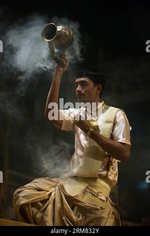 (140325) -- VARANASI, 25 mars 2014 (Xinhua) -- Un prêtre interprète Ganges Aarti à Varanasi, une vieille ville sainte hindoue située sur la rive du Gange, en Inde, le 25 mars 2014. Le Gange Aarti est la cérémonie rituelle des hindous montrant leur engagement envers les dieux de la rivière. En raison de ses pansements et de son style unique, le magnifique événement est devenu une activité incontournable à Varanasi et attire chaque jour des touristes du monde entier. (Xinhua/Zheng Huansong) INDIA-VARANASI-GANGA AARTI PUBLICATIONxNOTxINxCHN Varanasi Mars 25 2014 XINHUA un prêtre interprète Ganges Aarti dans Varanasi à l'ancien A. Banque D'Images