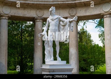 PAVLOVSK, RUSSIE - 10 JUILLET 2023 : sculpture d'Apollon dans le parc du palais de Pavlovsk. Environs de St. Petersburg Banque D'Images