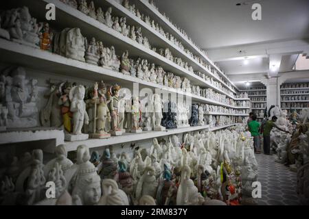 (140325) -- VARANASI, 25 mars 2014 (Xinhua) -- des artisans travaillent dans une usine de sculpture sur pierre à Varanasi, une vieille ville sainte hindoue située sur la rive du Gange, en Inde, le 25 mars 2014. L'industrie de la sculpture sur pierre de Varanasi, ville sainte riveraine, est en plein essor. Les artistes des États environnants produisent non seulement des sculptures de dieux et de déesses, mais aussi des humains. Les sculptures en pierre de Varanasi, étant fantaisie dans le style et le design, attirent de plus en plus de clients chaque année et ils sont vendus à travers l'Inde et les marchés étrangers. (Xinhua/Zheng Huansong) INDIA-VARANASI-STONE SCULPTING PUBLICATION Banque D'Images