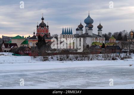 Vue du monastère de Tikhvin Assomption au crépuscule de mars. Région de Leningrad, Russie Banque D'Images