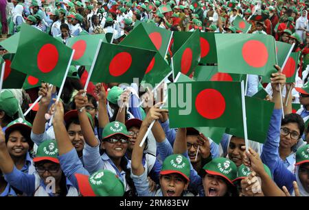 (140326) -- DHAKA, 26 mars 2014 (Xinhua) -- les Bangladais brandissent des drapeaux nationaux alors qu'ils se rassemblent pour chanter l'hymne national au National Parade Ground à Dhaka, Bangladesh, le 26 mars 2014. Plus de 254 681 personnes ont chanté l'hymne national ensemble le 43e jour de l'indépendance pour marquer l'histoire alors que la nation essayait de créer un record Guinness. (Xinhua/Shariful Islam) BANGLADESH-DHAKA-JOUR DE L'INDÉPENDANCE-RASSEMBLEMENT PUBLICATIONxNOTxINxCHN Dhaka Mars 26 2014 XINHUA des célébrités bangladaises brandissent des drapeaux nationaux alors qu'elles se rassemblent pour chanter l'HYMNE national AU National Parade Ground à Dhaka Bangl Banque D'Images