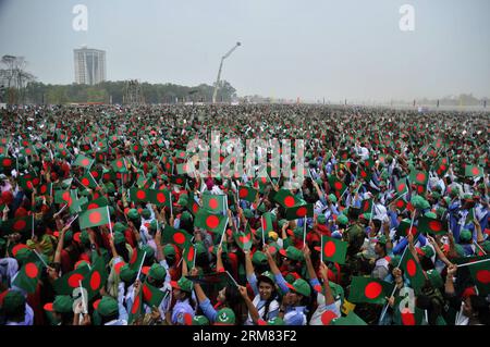 (140326) -- DHAKA, 26 mars 2014 (Xinhua) -- les Bangladais brandissent des drapeaux nationaux alors qu'ils se rassemblent pour chanter l'hymne national au National Parade Ground à Dhaka, Bangladesh, le 26 mars 2014. Plus de 254 681 personnes ont chanté l'hymne national ensemble le 43e jour de l'indépendance pour marquer l'histoire alors que la nation essayait de créer un record Guinness. (Xinhua/Shariful Islam) BANGLADESH-DHAKA-JOUR DE L'INDÉPENDANCE-RASSEMBLEMENT PUBLICATIONxNOTxINxCHN Dhaka Mars 26 2014 XINHUA des célébrités bangladaises brandissent des drapeaux nationaux alors qu'elles se rassemblent pour chanter l'HYMNE national AU National Parade Ground à Dhaka Bangl Banque D'Images