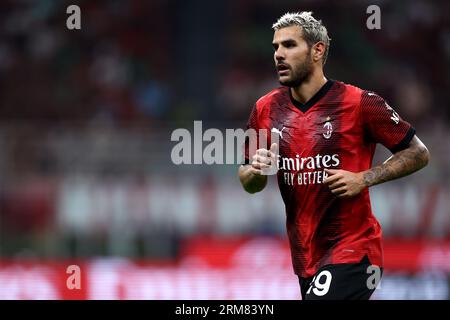 Milan, Italie. 26 août 2023. Theo Hernandez de l'AC Milan regarde pendant le match de football Serie A entre l'AC Milan et le Torino FC au Stadio Giuseppe Meazza Credit : Marco Canoniero/Alamy Live News Banque D'Images