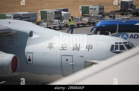 (140327) -- PERTH, 27 mars 2014 (Xinhua) -- Un avion de l'armée de l'air chinoise retourne à l'aéroport international de Perth, à Perth, en Australie, le 27 mars 2014. La recherche dans le sud de l'océan Indien pour les signes de la disparition du vol MH370 de Malaysia Airlines a été suspendue jeudi en raison du mauvais temps. L’Australian Maritime Safety Authority (AMSA) a déclaré sur son compte Twitter que tous les avions retournaient à Perth et que tous les navires quittaient la zone de recherche. (Xinhua/lui Siu Wai) (dzl) AUSTRALIA-PERTH-MH370-SEARCH-SUSPENSION PUBLICATIONxNOTxINxCHN Perth Mars 27 2014 XINHUA un avion de l'armée de l'air chinoise R Banque D'Images