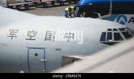 (140327) -- PERTH, 27 mars 2014 (Xinhua) -- Un avion de l'armée de l'air chinoise retourne à l'aéroport international de Perth, à Perth, en Australie, le 27 mars 2014. La recherche dans le sud de l'océan Indien pour les signes de la disparition du vol MH370 de Malaysia Airlines a été suspendue jeudi en raison du mauvais temps. L’Australian Maritime Safety Authority (AMSA) a déclaré sur son compte Twitter que tous les avions retournaient à Perth et que tous les navires quittaient la zone de recherche. (Xinhua/lui Siu Wai) (dzl) AUSTRALIA-PERTH-MH370-SEARCH-SUSPENSION PUBLICATIONxNOTxINxCHN Perth Mars 27 2014 XINHUA un avion de l'armée de l'air chinoise R Banque D'Images