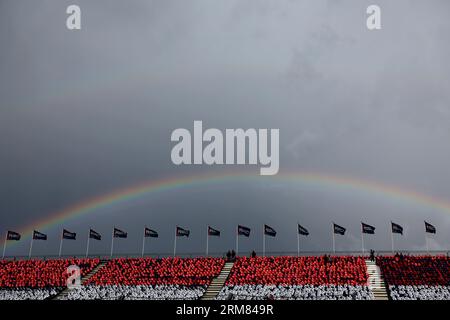 Zandvoort, pays-Bas. 27 août 2023. Ambiance du circuit - un arc-en-ciel au-dessus de la tribune. 27.08.2023. Formula 1 World Championship, Rd 14, Grand Prix des pays-Bas, Zandvoort, pays-Bas, jour de la course. Le crédit photo doit se lire : XPB/Press Association Images. Crédit : XPB Images Ltd/Alamy Live News Banque D'Images