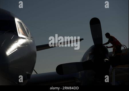 (140327) -- PERTH, 27 mars 2014 (Xinhua) -- Un avion arrive à la base de Pearce de la Royal Australian Air Force près de Perth après une opération de recherche, Australie, le 27 mars 2014. L'Australian Maritime Safety Authority (AMSA) a déclaré via son fil Twitter que tous les avions retournaient à Perth, mais que tous les navires restant dans la zone de recherche tenteraient de poursuivre leurs recherches. (Xinhua/lui Siu Wai) (bxq) AUSTRALIA-PERTH-MH370-SEARCH-SUSPENSION PUBLICATIONxNOTxINxCHN Perth Mars 27 2014 XINHUA un avion arrive À la Royal Australian Air Force Pearce base près de Perth après une opération de recherche Australia M. Banque D'Images