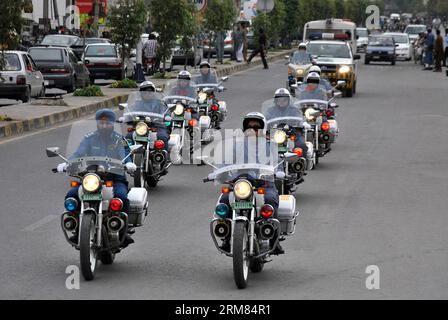 (140327) -- LAHORE, 27 mars 2014 (Xinhua) -- des gardiennes pakistanaises de la police de la circulation patrouillent sur la route à Lahore, dans l'est du Pakistan, le 27 mars 2014. Le Punjab est la première province du Pakistan où le gouvernement local introduit des femmes gardiennes de la police de la circulation. (Xinhua/Sajjad) PAKISTAN-LAHORE-DAMES-GARDIENNE DE LA CIRCULATION PUBLICATIONxNOTxINxCHN Lahore Mars 27 2014 XINHUA Patrouille de la police de la circulation féminine pakistanaise SUR la route dans l'est du Pakistan S Lahore LE 27 2014 Mars Punjab EST la première province du Pakistan dans laquelle le gouvernement local introduit la police de la circulation féminine XINHUA Sajjjad Pakistan Lahore Banque D'Images