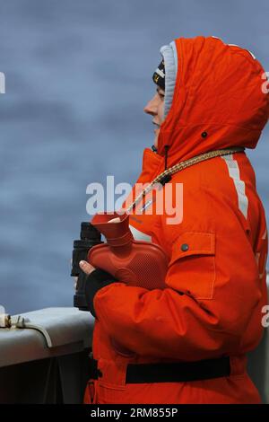 Le matelot principal Dental Jess Lantry du navire HMAS Success de la Royal Australian Navy, surveille le navire pendant qu'il participe à la recherche du vol MH 370 disparu de Malaysia Airlines dans le sud de l'océan Indina, le 26 mars 2014. (Xinhua/Australian Department of Defense)(zjl) AUSTRALIA-MALAYSIA-MH370-SEARCH PUBLICATIONxNOTxINxCHN LE matelot Dental Jess du navire Royal Australian Navy Success surveille LE navire qui participe à la recherche du vol MH 370 disparu DE Malaysia Airlines dans le sud de l'océan Indina le 26 2014 mars XINHUA Australian Department of Defense Australie Malaisie S Banque D'Images