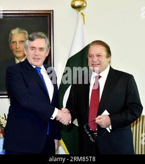 (140329) -- ISLAMABAD, 29 mars 2014 (Xinhua) -- une photo publiée par le Département de l'information de presse (PID) le 29 mars 2014 montre que le Premier ministre pakistanais Nawaz Sharif serre la main de Gordon Brown, envoyé spécial des Nations Unies pour l'éducation mondiale, lors de leur rencontre à Islamabad, capitale du Pakistan. Un programme financier aidant les 6,7 millions d enfants non scolarisés du Pakistan à accéder à l éducation a été annoncé samedi par Gordon Brown. (Xinhua/PID) PAKISTAN-ISLAMABAD-un-GORDON BROWN-VISIT PUBLICATIONxNOTxINxCHN Islamabad Mars 29 2014 XINHUA photo publiée par le Département des informations de presse Banque D'Images