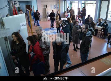 (140330) -- ISTANBUL, 30 mars 2014 (Xinhua) -- les gens attendent pour voter dans un bureau de vote à Istanbul, Turquie, le 30 mars 2014. La Turquie a lancé les élections locales avec plus de 52 millions de citoyens attendus à plus de 190 000 urnes pour voter pour les maires et les administrateurs de district. Les résultats des élections locales influenceront également le scrutin présidentiel en août et les élections générales de l'année prochaine. (Xinhua/lu Zhe)(zhf) TURKEY-ISTANBUL-LOCAL ELECTIONS PUBLICATIONxNOTxINxCHN Istanbul Mars 30 2014 des célébrités XINHUA attendent de VOTER DANS un bureau de vote à Istanbul Turquie Mars 30 2014 Tu Banque D'Images