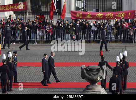 (140330) -- BRUXELLES, 30 mars 2014 (Xinhua) -- le président chinois Xi Jinping (centre gauche) et le roi Philippe de Belgique (centre droit) passent en revue la garde d'honneur lors de la cérémonie d'accueil à Bruxelles, Belgique, le 30 mars 2014. Xi a rencontré le roi Philippe de Belgique dimanche à Bruxelles. (Xinhua/LAN Hongguang) (zgp) BELGIQUE-BRUXELLES-CHINE-XI JINPING-CÉRÉMONIE D'ACCUEIL PUBLICATIONxNOTxINxCHN Bruxelles Mars 30 2014 le président chinois DE XINHUA Xi Jinping Central l et le roi Philippe de Belgique Central r EXAMINENT la Garde D'HONNEUR LORS DE la cérémonie d'accueil à Bruxelles Belgique Mars 30 2014 Xi a rencontré le roi Ph Banque D'Images