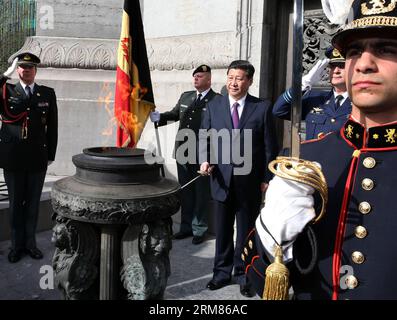 (140330) -- BRUXELLES, 30 mars 2014 (Xinhua) -- le président chinois Xi Jinping (C) présente une couronne de fleurs au monument du soldat inconnu à Bruxelles, Belgique, le 30 mars 2014. (Xinhua/Pang Xinglei) (zgp) BELGIQUE-BRUXELLES-CHINE-XI JINPING-MONUMENT MILITAIRE INCONNU PUBLICATIONxNOTxINxCHN Bruxelles Mars 30 2014 le président chinois DE XINHUA Xi Jinping C présente un monument de fleurs au soldat inconnu à Bruxelles Belgique Mars 30 2014 XINHUA Pang Xinglei zgp Belgique Bruxelles Chine Xi Jinping Monument militaire inconnu PUBLICATIONxNOTxNOTN Banque D'Images