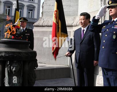 (140330) -- BRUXELLES, 30 mars 2014 (Xinhua) -- le président chinois Xi Jinping (2e R) rend hommage au monument du soldat inconnu à Bruxelles, Belgique, le 30 mars 2014. (Xinhua/Pang Xinglei) (zgp) BELGIQUE-BRUXELLES-CHINE-XI JINPING-MONUMENT MILITAIRE INCONNU PUBLICATIONxNOTxINxCHN Bruxelles Mars 30 2014 XINHUA Chinese President Xi Jinping 2nd r rend hommage au soldat inconnu Monument à Bruxelles Belgique Mars 30 2014 XINHUA Pang Xinglei zgp Belgique Bruxelles Chine Xi Jinping Monument militaire inconnu PUBLICATIONxNOTxNON Banque D'Images