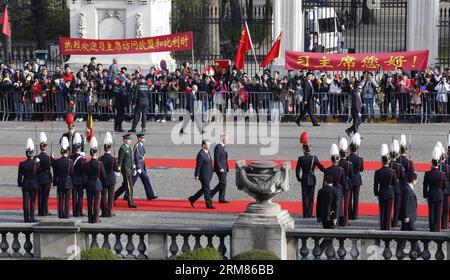 (140330) -- BRUXELLES, 30 mars 2014 (Xinhua) -- le président chinois Xi Jinping (centre gauche) et le roi Philippe de Belgique (centre droit) passent en revue la garde d'honneur lors de la cérémonie d'accueil à Bruxelles, Belgique, le 30 mars 2014. Xi a rencontré le roi Philippe de Belgique dimanche à Bruxelles. (Xinhua/Ju Peng) (zgp) BELGIQUE-BRUXELLES-CHINE-XI JINPING-CÉRÉMONIE D'ACCUEIL PUBLICATIONxNOTxINxCHN Bruxelles Mars 30 2014 le président chinois DE XINHUA Xi Jinping Central l et le roi Philippe de Belgique Central r EXAMINENT la Garde D'HONNEUR LORS DE la cérémonie d'accueil à Bruxelles Belgique Mars 30 2014 Xi a rencontré le roi Philipp Banque D'Images