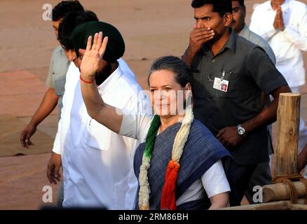 NEW DELHI, le 30 mars 2014 - la chef du Parti du Congrès au pouvoir en Inde, Sonia Gandhi (Front), accueille ses partisans lors d'un rassemblement électoral à New Delhi, en Inde, le 30 mars 2014. Entre avril 7 et mai 12, l'Inde tiendra ses élections générales de 2014 en neuf phases. (Xinhua/Partha Sarkar) INDIA-LAKHIMPUR-SONIA GANDHI PUBLICATIONxNOTxINxCHN New Delhi Mars 30 2014 le chef du Parti du Congrès au pouvoir en Inde Sonia Gandhi Front salue les partisans lors du rassemblement ÉLECTORAL à New Delhi Inde Mars 30 2014 entre avril 7 et mai 12 l'Inde tiendra ses élections générales de 2014 en neuf phases XINHUA Partha Sarkar Inde fils Banque D'Images