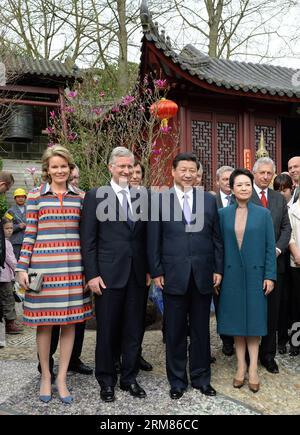 (140330) -- BRUXELLES, 30 mars 2014 (Xinhua) -- le président chinois Xi Jinping (2e R, devant), son épouse Peng Liyuan (devant R), le roi belge Philippe (2e L, devant) et la reine Mathilde (L) posent pour une photo devant un magnolia symbolisant l'amitié au zoo Pairi Daiza à Brugelette, Belgique, le 30 mars 2014. Xi et le roi belge Philippe ont assisté à l'inauguration d'une maison de panda au zoo dimanche. (Xinhua/Ma Zhancheng) (zgp) BELGIQUE-BRUXELLES-CHINE-XI JINPING-PANDA HOUSE PUBLICATIONxNOTxINxCHN Bruxelles Mars 30 2014 XINHUA le président chinois Xi Jinping 2e r face à son épouse Peng L. Banque D'Images