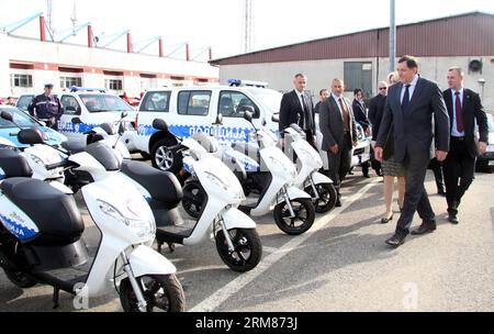 Le président de la Republika Srpska Milorad Dodik (2e R) observe des voitures de police et des motos à Banja Luka, capitale de la Republika Srpska, Bosnie-Herzégovine (BiH), le 31 mars 2014. La police de la Republika Srpska a acquis 200 nouvelles voitures de police lundi.(Xinhua/Borislav Zdrinja) BOSNIE-HERZÉGOVINE-BANJA LUKA-POLICE VOITURE PUBLICATIONxNOTxINxCHN Président de la Republika Srpska Milorad Dodik 2e r montres voitures et motos de police à Banja Luka capitale de la Republika Srpska Bosnie-Herzégovine BIH LE 31 2014 mars la police S a acquis 200 nouvelles voitures de police lundi XINHUA Borislav Bosnie et elle Banque D'Images