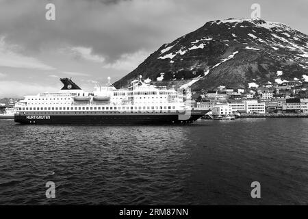 Photo en noir et blanc du ferry norvégien Hurtigruten, MS NORDNORGE, amarré dans le petit village de pêcheurs de Honningsvåg, Norvège. 6 mai 2023 Banque D'Images