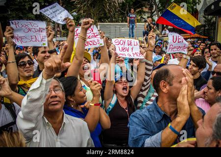 CARACAS, 1 avril 2014 (Xinhua) -- des gens participent à un rassemblement en faveur de la députée de l'opposition vénézuélienne Maria Corina Machado à Caracas, capitale du Venezuela, le 1 avril 2014. Maria Corina Machado était démunie de l'Assemblée nationale (AN, pour son acronyme en espagnol), selon une annonce du président de l'AN Diosdado Cabello. (Xinhua/Manuel Hernandez) VENEZUELA-CARACAS-POLITICS-MACHADO PUBLICATIONxNOTxINxCHN Caracas avril 1 2014 des célébrités de XINHUA participent à un rassemblement de soutien à la députée de l'opposition vénézuélienne Mary Corina Machado à Caracas capitale du Venezuela SUR AP Banque D'Images