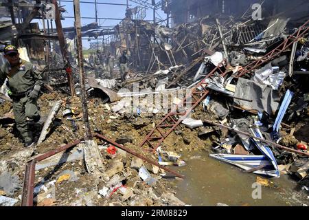 (140402) -- BANGKOK, 2 avril 2014 (Xinhua) -- des membres de la police thaïlandaise chargée de l'élimination des munitions explosives (EOD) vérifient le site d'explosion d'un entrepôt de ferraille dans le district de Bang Khen à Bangkok, Thaïlande, le 2 avril 2014. Une bombe qui daterait de la Seconde Guerre mondiale a explosé mercredi dans la capitale thaïlandaise Bangkok, faisant au moins sept morts et 19 blessés. La bombe de 225 kilogrammes a explosé lorsqu ' un employé d ' un entrepôt de ferraille du district de Bang Khen a tenté de l ' ouvrir, qui n ' aurait pas réalisé qu ' il s ' agissait d ' une bombe. (Xinhua/Rachen Sageamsak) (djj) THAÏLANDE-BANGKOK-EXPLOSION PUBLICA Banque D'Images