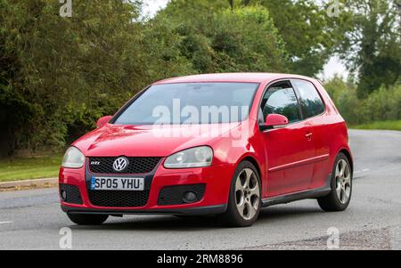 Whittlebury,Northants,UK -Aug 26th 2023 : 2005 voiture rouge Volkswagen Golf GTI voyageant sur une route de campagne anglaise Banque D'Images