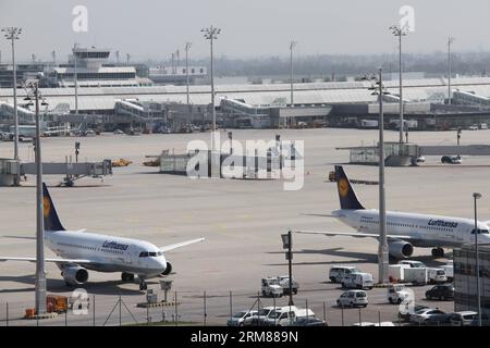 (140402) -- MUNICH, 2 avril 2014 (Xinhua) -- une photo prise le 2 avril 2014 montre le tarmac de l'aéroport international de Munich, dans le sud de l'Allemagne. Les pilotes de Lufthansa ont entamé mercredi leur grève de trois jours, donnant le coup d?envoi à la plus grande grève de l?histoire de Lufthansa et paralysant largement le trafic aérien de la plus grande compagnie aérienne d?Europe. (Xinhua/Song Guocheng) ALLEMAGNE-MUNICH-LUFTHANSA-GRÈVE PUBLICATIONxNOTxINxCHN Munich avril 2 2014 XINHUA une photo prise LE 2 2014 avril montre le tarmac de l'aéroport international de Munich Allemagne du Sud les pilotes de Lufthansa ont commencé leur grève de trois jours SUR Wedne Banque D'Images