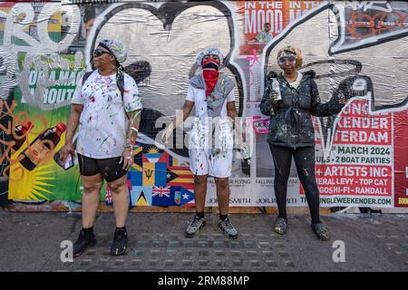 Londres, Royaume-Uni. 27 août 2023. La parade de J’ouvert commence les festivités du Carnaval de Notting Hill 2023 tôt le matin avec la peinture traditionnelle, l’huile et la poudre colorée jetées au son des tambours africains et des groupes rythmiques. Crédit : Guy Corbishley / Alamy Live News Banque D'Images