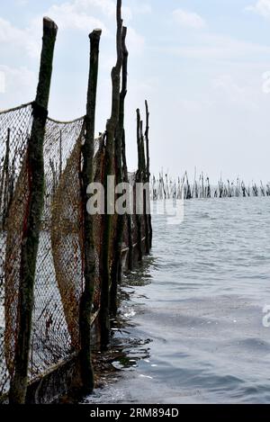 Déversoir dans l'Oosterschelde où les pêcheurs de déversoir pêchent des anchois de manière traditionnelle Banque D'Images