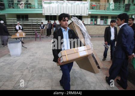 (140405) -- KABOUL, 5 avril 2014 (Xinhua) -- des agents électoraux afghans se préparent avant le début de l'élection présidentielle dans un bureau de vote le jour du scrutin à Kaboul, Afghanistan, le 5 avril, 2014.(Xinhua/Ahmad Massoud)(yc) AFGHANISTAN-VOTE PRÉSIDENTIEL PUBLICATIONxNOTxINxCHN Kaboul avril 5 2014 les travailleurs ÉLECTORAUX afghans de XINHUA se préparent avant le début de L'ÉLECTION présidentielle DANS un centre de scrutin LE jour du vote à Kaboul Afghanistan LE 5 2014 avril XINHUA Ahmad Massoud Afghanistan VOTE présidentiel PUBLICATIONxNOTxINxCHN Banque D'Images