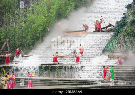 (140405) -- DUJIANGYAN, 5 avril 2014 (Xinhua) -- des gens se produisent lors d'une cérémonie pour offrir des sacrifices à l'eau au barrage de Dujiang, un ancien projet d'irrigation mais toujours en activité, dans la province du Sichuan du sud-ouest de la Chine, le 5 avril 2014, jour du festival chinois traditionnel du Qingming. Le plus ancien projet d irrigation au monde a été construit en 256 av. J.-C. par le gouverneur local Li Bing pendant les États belligérants (475-221 av. J.-C.). La cérémonie a lieu chaque année au Festival de Qingming pour prier pour un temps favorable et commémorer les contributions de Li Bing. (Xinhua/Jiang Hongjing) (wf) CHINE-SICHUAN-DUJ Banque D'Images