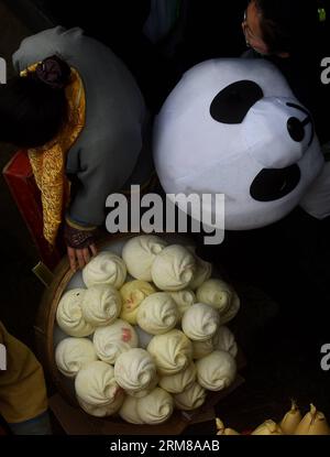 (140405) -- DUJIANGYAN, 5 avril 2014 (Xinhua) -- les gens préparent des offrandes lors de la cérémonie pour offrir des sacrifices à l'eau au barrage de Dujiang, un ancien projet d'irrigation mais toujours opérationnel, dans la province du Sichuan du sud-ouest de la Chine, le 5 avril 2014, jour du festival chinois traditionnel du Qingming. Le plus ancien projet d irrigation au monde a été construit en 256 av. J.-C. par le gouverneur local Li Bing pendant les États belligérants (475-221 av. J.-C.). La cérémonie a lieu chaque année au Festival de Qingming pour prier pour un temps favorable et commémorer les contributions de Li Bing. (Xinhua/Xu Ru) (wf) CHINE-SICHUAN- Banque D'Images