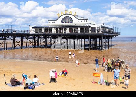 Cleethorpes Pier Cleethorpes Papas Fish and chips restaurant et promenades à emporter et à dos d'âne sur la plage Cleethorpes Lincolnshire Angleterre UK GB Europe Banque D'Images