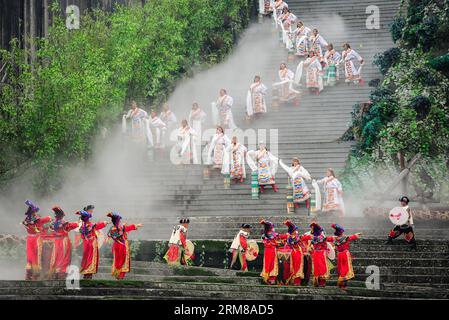 (140405) -- DUJIANGYAN, 5 avril 2014 (Xinhua) -- des gens se produisent lors d'une cérémonie pour offrir des sacrifices à l'eau au barrage de Dujiang, un ancien projet d'irrigation mais toujours en activité, dans la province du Sichuan du sud-ouest de la Chine, le 5 avril 2014, jour du festival chinois traditionnel du Qingming. Le plus ancien projet d irrigation au monde a été construit en 256 av. J.-C. par le gouverneur local Li Bing pendant les États belligérants (475-221 av. J.-C.). La cérémonie a lieu chaque année au Festival de Qingming pour prier pour un temps favorable et commémorer les contributions de Li Bing. (Xinhua/Jiang Hongjing) (wf) CHINE-SICHUAN-DUJ Banque D'Images