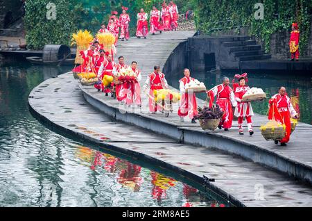 (140405) -- DUJIANGYAN, 5 avril 2014 (Xinhua) -- des gens se produisent lors d'une cérémonie pour offrir des sacrifices à l'eau au barrage de Dujiang, un ancien projet d'irrigation mais toujours en activité, dans la province du Sichuan du sud-ouest de la Chine, le 5 avril 2014, jour du festival chinois traditionnel du Qingming. Le plus ancien projet d irrigation au monde a été construit en 256 av. J.-C. par le gouverneur local Li Bing pendant les États belligérants (475-221 av. J.-C.). La cérémonie a lieu chaque année au Festival de Qingming pour prier pour un temps favorable et commémorer les contributions de Li Bing. (Xinhua/Jiang Hongjing) (wf) CHINE-SICHUAN-DUJ Banque D'Images