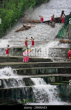 (140405) -- DUJIANGYAN, 5 avril 2014 (Xinhua) -- des gens se produisent lors d'une cérémonie pour offrir des sacrifices à l'eau au barrage de Dujiang, un ancien projet d'irrigation mais toujours en activité, dans la province du Sichuan du sud-ouest de la Chine, le 5 avril 2014, jour du festival chinois traditionnel du Qingming. Le plus ancien projet d irrigation au monde a été construit en 256 av. J.-C. par le gouverneur local Li Bing pendant les États belligérants (475-221 av. J.-C.). La cérémonie a lieu chaque année au Festival de Qingming pour prier pour un temps favorable et commémorer les contributions de Li Bing. (Xinhua/Jiang Hongjing) (wf) CHINE-SICHUAN-DUJ Banque D'Images