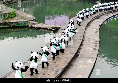 (140405) -- DUJIANGYAN, 5 avril 2014 (Xinhua) -- des gens se produisent lors d'une cérémonie pour offrir des sacrifices à l'eau au barrage de Dujiang, un ancien projet d'irrigation mais toujours en activité, dans la province du Sichuan du sud-ouest de la Chine, le 5 avril 2014, jour du festival chinois traditionnel du Qingming. Le plus ancien projet d irrigation au monde a été construit en 256 av. J.-C. par le gouverneur local Li Bing pendant les États belligérants (475-221 av. J.-C.). La cérémonie a lieu chaque année au Festival de Qingming pour prier pour un temps favorable et commémorer les contributions de Li Bing. (Xinhua/Jiang Hongjing) (wf) CHINE-SICHUAN-DUJ Banque D'Images