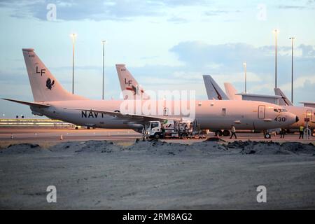 (140405) -- PERTH, 5 avril 2014 (Xinhua) -- la photo prise le 5 avril montre deux avions P-8 Poseidon de la marine américaine à l'aéroport international de Perth en Australie. La 7e flotte américaine a envoyé deux avions de patrouille P-8 Poseidon pour aider dans les efforts de recherche du vol MH370 disparu de Malaysia Airlines. (Xinhua/Xu Yanyan) (zhf) AUSTRALIA-PERTH-MH370-P-8 POSEIDON PUBLICATIONxNOTxINxCHN Perth avril 5 2014 XINHUA photo prise LE 5 avril montre deux avions de l'US Navy P 8 Poseidon À l'aéroport international de Perth en Australie l'U S 7th Fleet a envoyé deux avions de patrouille P 8 Poseidon pour aider dans les efforts de recherche du mi Banque D'Images