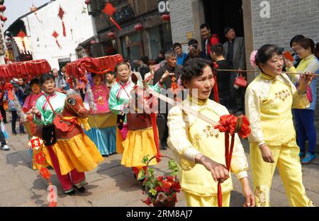 (140405) -- SUZHOU, 5 avril 2014 (Xinhua) -- des artistes folkloriques assistent à un défilé du festival Qingming dans la rue Shantang de Suzhou, dans la province du Jiangsu, dans l'est de la Chine, le 5 avril 2014. Le Festival de Qingming, qui est tombé samedi cette année, est observé par le peuple chinois pour rendre hommage aux ancêtres et pleurer les défunts. (Xinhua/Wang Jianzhong) (lmm) CHINA-JIANGSU-SUZHOU-QINGMING FESTIVAL-PARADE (CN) PUBLICATIONxNOTxINxCHN Suzhou avril 5 2014 des artistes folkloriques XINHUA assistent à une parade du Festival Qing Ming dans la rue Tang Shan de Suzhou East China S Jiangsu province du Jiangsu avril 5 2014 avril le Festival Wha ur O. Banque D'Images