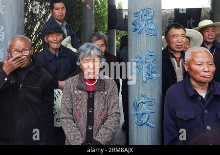 (140405) -- YIWU, 5 avril 2014 (Xinhua) -- Wang Jinhua (1e R, front), membre d'un groupe de plaignants chinois demandant réparation au gouvernement japonais pour les dommages résultant de l'utilisation de la guerre contre les germes pendant la guerre d'agression du Japon contre la Chine, pleure les victimes avec d'autres personnes dans le village de Chongshan de la ville de Yiwu, province du Zhejiang de l'est de la Chine, le 5 avril 2014. Une activité commémorant les victimes tuées dans la guerre des germes au Japon il y a 72 ans a eu lieu samedi dans le village de Chongshan, qui marquait le Festival de Qingming, un festival traditionnel chinois pour rendre hommage aux parents décédés. En 1942, le Banque D'Images