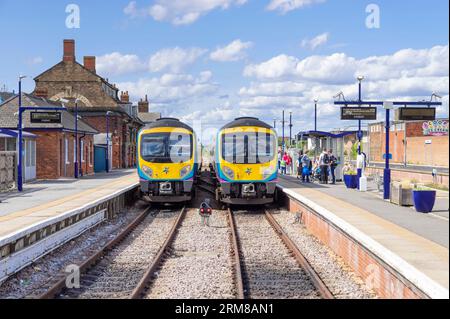 Gare de Cleethorpes avec deux trains en attente de départ Cleethorpes Lincolnshire England UK GB Europe Banque D'Images