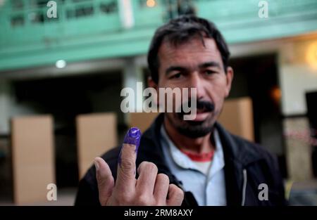 Un afghan montre son doigt encré après avoir jeté son bulletin de vote dans un bureau de vote à Kaboul, en Afghanistan, le 5 avril 2014. Le scrutin pour l élection présidentielle afghane s est achevé samedi et le dépouillement des bulletins de vote a commencé, ont indiqué les responsables électoraux du pays. Au total, 6 218 bureaux de vote sont restés ouverts le jour du scrutin et environ 7 millions d'électeurs éligibles, dont 36 % de femmes, ont voté. (Xinhua/Ahmad Massoud) AFGHANISTAN-ÉLECTION PRÉSIDENTIELLE-SCRUTIN-CONCLUSION PUBLICATIONxNOTxINxCHN à afghan Man montre ses doigts encrés après avoir jeté son bulletin de vote À un Polli Banque D'Images