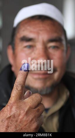 Un afghan montre son doigt encré après avoir jeté son bulletin de vote dans un bureau de vote à Kaboul, en Afghanistan, le 5 avril 2014. Le scrutin pour l élection présidentielle afghane s est achevé samedi et le dépouillement des bulletins de vote a commencé, ont indiqué les responsables électoraux du pays. Au total, 6 218 bureaux de vote sont restés ouverts le jour du scrutin et environ 7 millions d'électeurs éligibles, dont 36 % de femmes, ont voté. (Xinhua/Ahmad Massoud) AFGHANISTAN-ÉLECTION PRÉSIDENTIELLE-SCRUTIN-CONCLUSION PUBLICATIONxNOTxINxCHN à afghan Man montre ses doigts encrés après avoir jeté son bulletin de vote À un Polli Banque D'Images