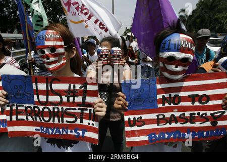 (140407) -- MANILLE, 7 avril 2014 (Xinhua) -- des militants portent des masques et des pancartes lors d'une manifestation près de l'ambassade des États-Unis contre l'augmentation du déploiement de troupes américaines dans tout le pays, à Manille, Philippines, le 7 avril 2014. (Xinhua/Rouelle Umali) PHILIPPINES-MANILA-RALLYE PUBLICATIONxNOTxINxCHN Manille avril 7 2014 les militants de XINHUA portent des masques et des pancartes lors d'une manifestation près de l'ambassade des États-Unis contre l'augmentation des troupes des États-Unis dans tout le pays à Manille Philippines avril 7 2014 XINHUA Umali Philippines Manille Rally PUBLICATIONxNOTxINxCHN Banque D'Images