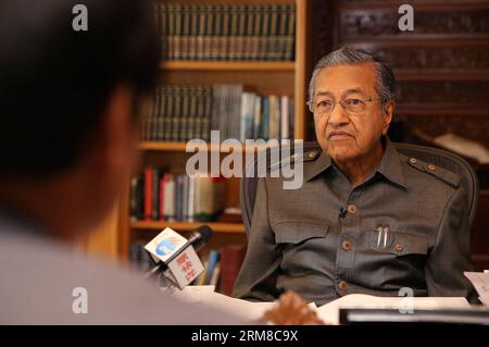 PUTRAJAYA, MALAISIE, le 7 avril 2014 - l'ancien Premier ministre malaisien Mahathir Mohamad s'entretient avec des journalistes Xinhua lors d'une interview à Putrajaya, Malaisie, le 7 avril 2014. Les relations entre la Chine et la Malaisie ne seraient pas affectées par le récent incident du vol MH370 disparu, a déclaré lundi l'ancien Premier ministre malaisien Mahathir Mohamad dans une interview exclusive avec Xinhua. (Xinhua/Wang Shen) MALAISIE-PUTRAJAYA-CHINE-MAHATHIR PUBLICATIONxNOTxINxCHN Putrajaya Malaisie avril 7 2014 l'ancien Premier ministre malaisien Mahathir Mohamad s'entretient avec les journalistes DE XINHUA lors d'une entrevue en pu Banque D'Images