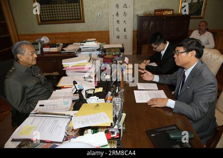 PUTRAJAYA, MALAISIE, le 7 avril 2014 - l'ancien Premier ministre malaisien Mahathir Mohamad s'entretient avec des journalistes Xinhua lors d'une interview à Putrajaya, Malaisie, le 7 avril 2014. Les relations entre la Chine et la Malaisie ne seraient pas affectées par le récent incident du vol MH370 disparu, a déclaré lundi l'ancien Premier ministre malaisien Mahathir Mohamad dans une interview exclusive avec Xinhua. (Xinhua/Wang Shen) MALAISIE-PUTRAJAYA-CHINE-MAHATHIR PUBLICATIONxNOTxINxCHN Putrajaya Malaisie avril 7 2014 l'ancien Premier ministre malaisien Mahathir Mohamad s'entretient avec les journalistes DE XINHUA lors d'une entrevue en pu Banque D'Images
