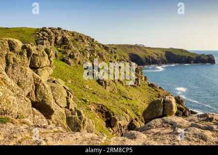 Une vue sur la côte cornique entre Sennen Cove et LANd's End, depuis le South West Coast Path. Banque D'Images