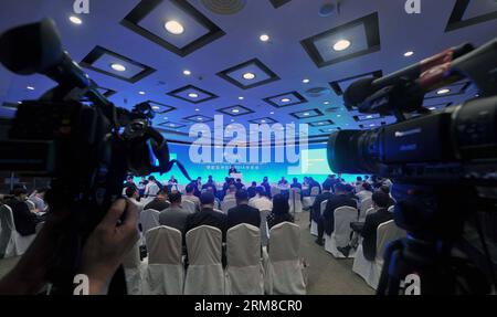 (140409) -- BOAO, 9 avril 2014 (Xinhua) -- des personnes assistent à une table ronde du secteur privé sur la déréglementation : ce que cela signifie pour le secteur privé lors de la conférence annuelle 2014 du Forum Boao pour l Asie (BFA) à Boao, dans la province de Hainan du sud de la Chine, le 9 avril 2014. (Xinhua/Zhao Yingquan) (wf) CHINA-BOAO-BFA 2014(CN) PUBLICATIONxNOTxINxCHN Boao avril 9 2014 des célébrités de XINHUA participent à une table ronde du secteur privé sur la déréglementation ce que CELA signifie pour le secteur privé lors du Forum Boao pour l'Asie Conférence annuelle BFA 2014 à Boao South China S Hainan province avril 9 2014 XINHUA Zhao Yingquan WF China Boao Banque D'Images