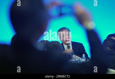 (140409) -- BOAO, 9 avril 2014 (Xinhua) -- Bao yujun, président de l'Association chinoise du secteur privé, prend la parole lors d'une table ronde du secteur privé sur la déréglementation: ce que cela signifie pour le secteur privé lors de la conférence annuelle 2014 du Forum de Boao pour l'Asie (BFA) à Boao, dans la province de Hainan du sud de la Chine, le 9 avril 2014. (Xinhua/Zhao Yingquan) (wf) CHINA-BOAO-BFA 2014(CN) PUBLICATIONxNOTxINxCHN Boao avril 9 2014 XINHUA Bao Président de l'Association chinoise du secteur privé prend la parole LORS d'une table ronde du secteur privé sur la déréglementation ce que CELA signifie pour le secteur privé lors de la conférence annuelle du Boao Forum for Asia BFA Banque D'Images